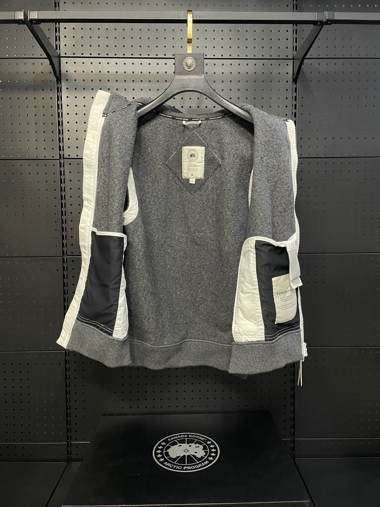 P600 Black CANADA GOOSE/Canada Goose Autumn and Winter Couple's Fleece Vest Jacket 🔘Color: Black Gray Khaki Highest version Original fabric High version High quality) ⚠All details Fabric accessories craftsmanship (all 1:1 passed inspection) (The owner is a "detail monster" so the goods he makes also pay attention to details) 1⃣ Distinguish the wrong version of market goods: all go single line ❌ Our genuine 1:1 special machine presses the line (high requirements for machine workers) 2⃣ Differentiates the market from drawings and making goods. Fabric color difference is too big. You get what you pay for, not fast food. 3⃣ Differentiates the market from low-end versions to receive labels, hang tags, and wash labels. All our accessories are custom-made (approved level) 4⃣ Differentiates the market from the detail-free workmanship❌ Our workmanship: neckline, shoulder line, armholes, cuffs, hem (In order to increase the cost, we must also restore the original product: yoke taping, double needle threading🔍) Size: S-XXL